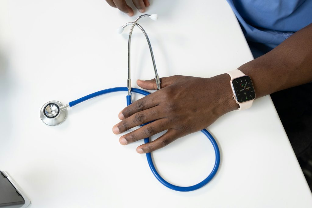 Personne avec stéthoscope médico-social